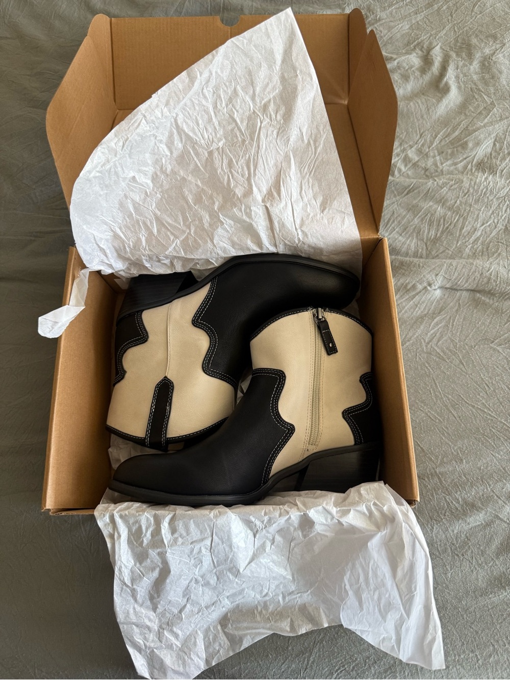 Women's Two-Tone Black and Cream Zip Western Boots